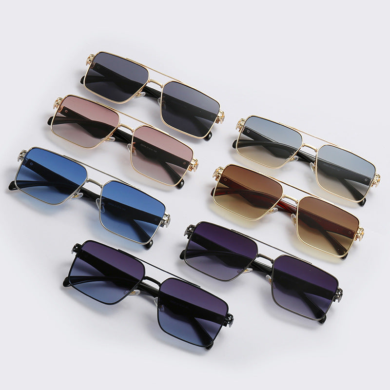 Dame designer solbrille med ekstravagant metallramme Luvikno