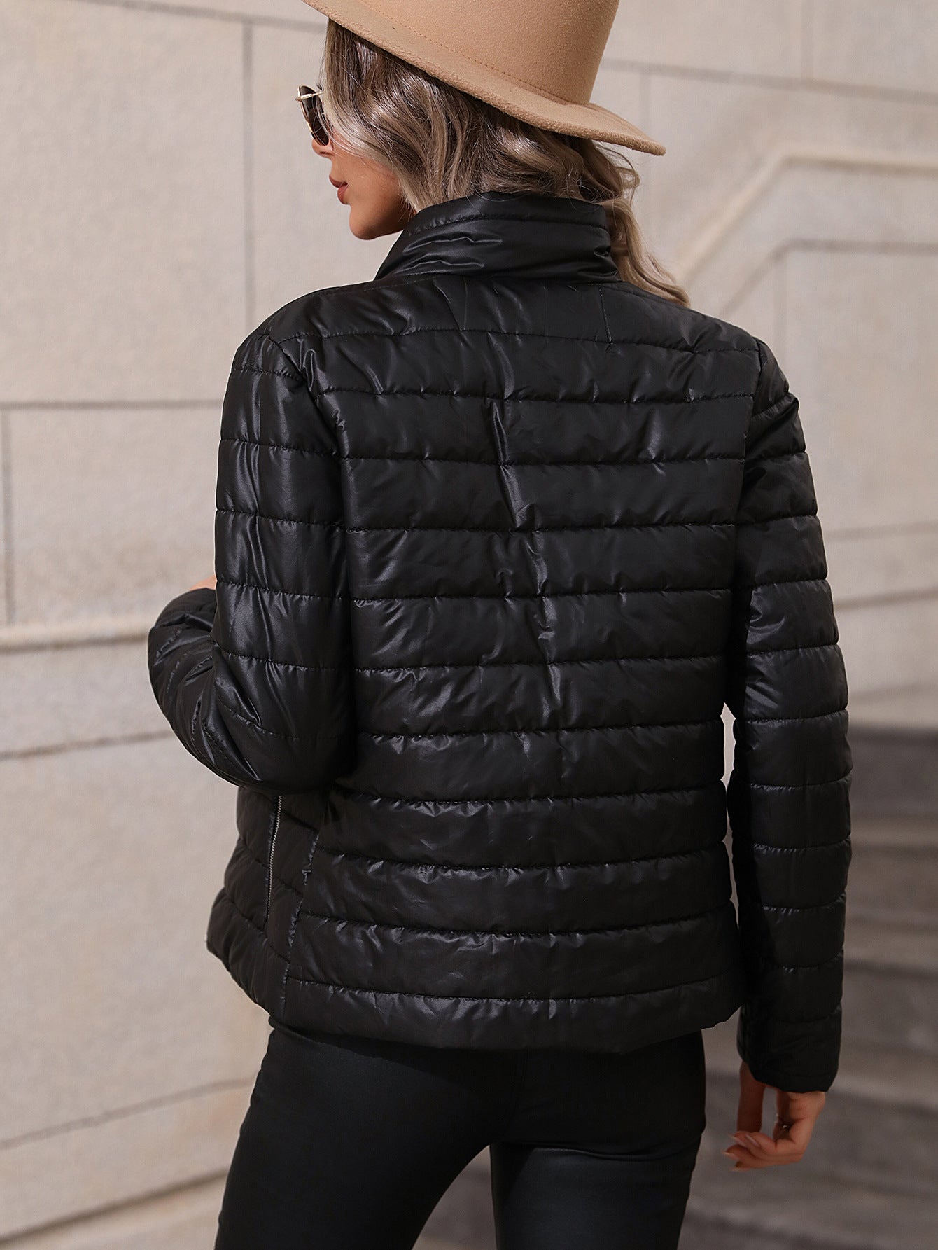 Luvik | Naisten tikkitakki korkealla kauluksessa ja käytännöllisillä taskuilla