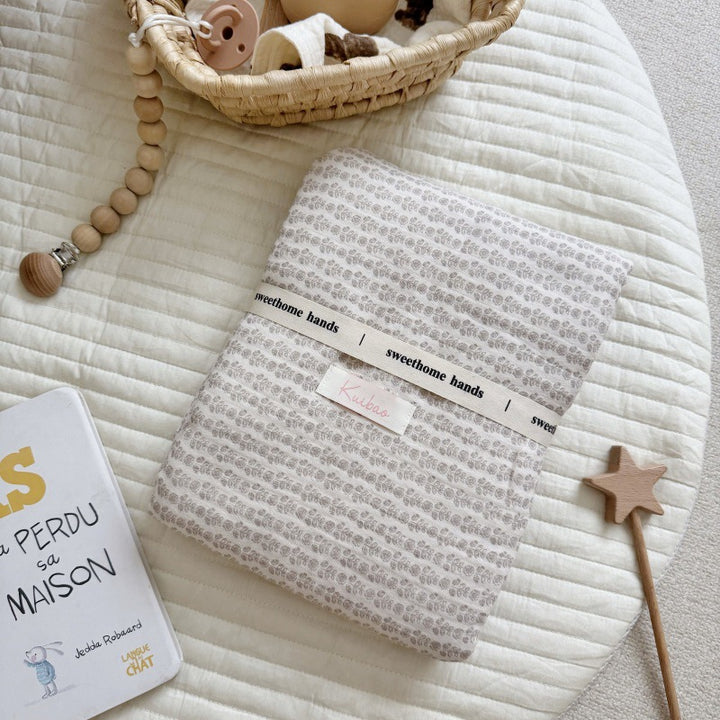 Unisex Musselinteppe med delikat blomsterdesign og elegante volanger Luvikno