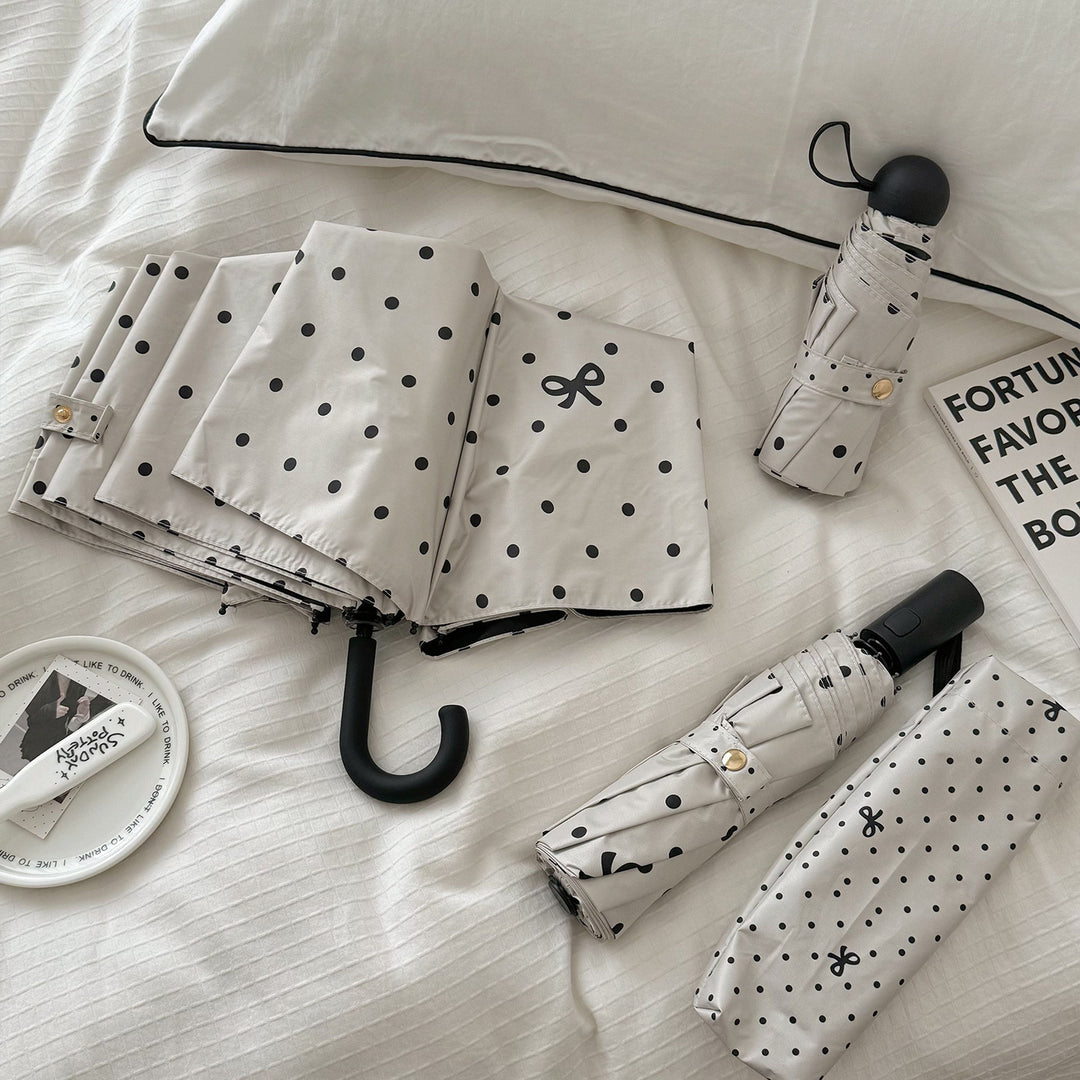 Dame kompakt paraply med stilfull prikkedesign Luvikno
