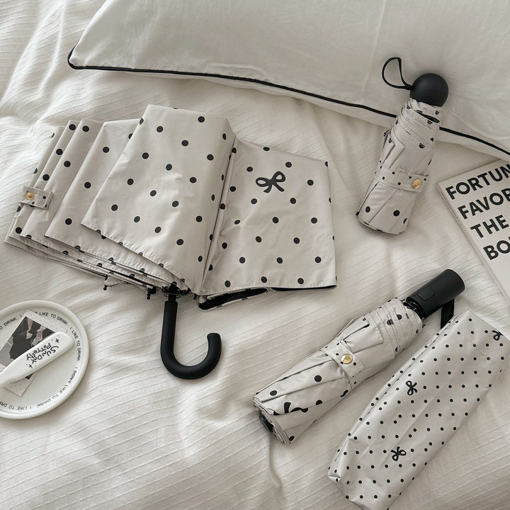 Dame kompakt paraply med stilfull prikkedesign Luvikno