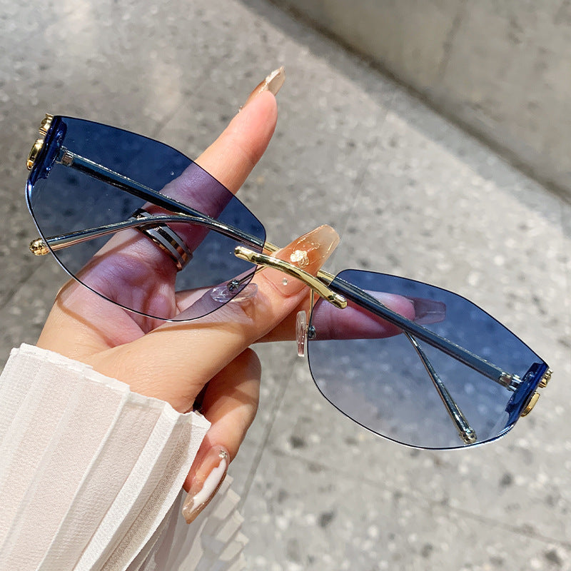 Dame moteriktig solbrille med innovativt sjakkert design Luvikno