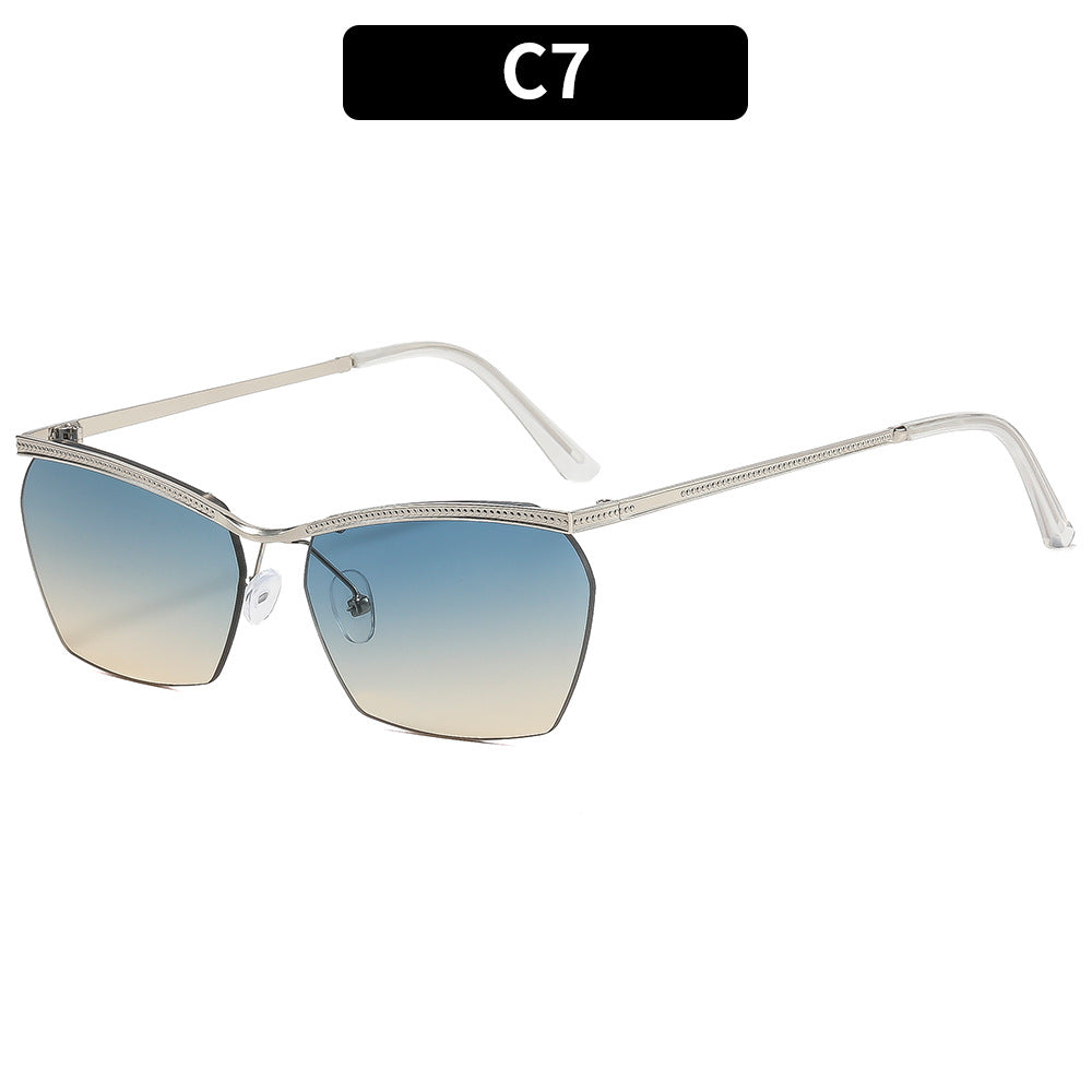 Dame moterik solbrille med filigran ramme og myk fargegradient Luvikno