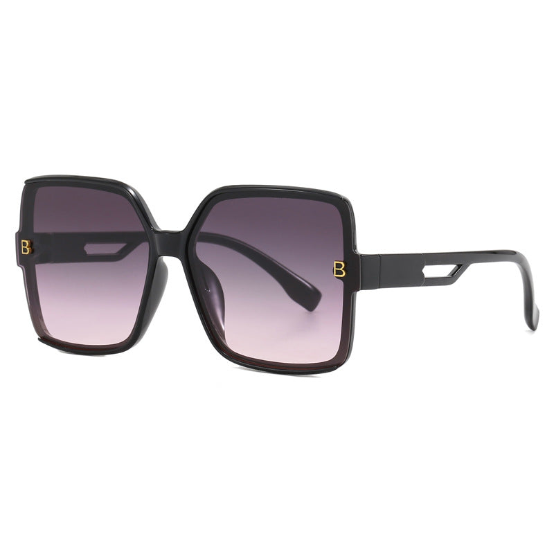 Dame moteriktig oversized solbrille med ekstravagante aksenter Luvikno