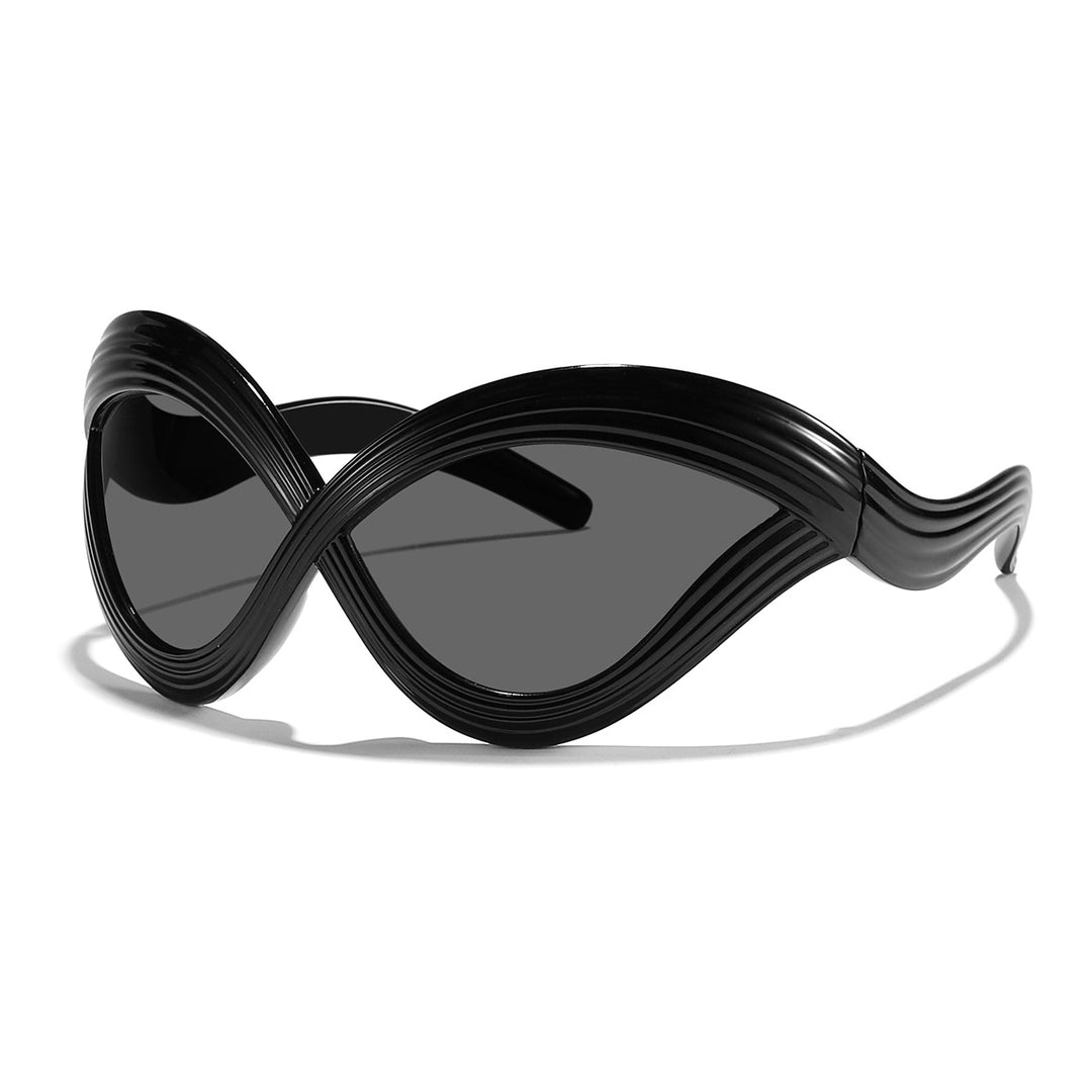 Dame moteriktig solbrille med innovativ bølkeramme Luvikno