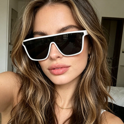 Dame futuristisk motesolbrille med bred ramme og kontrasterende glass Luvikno