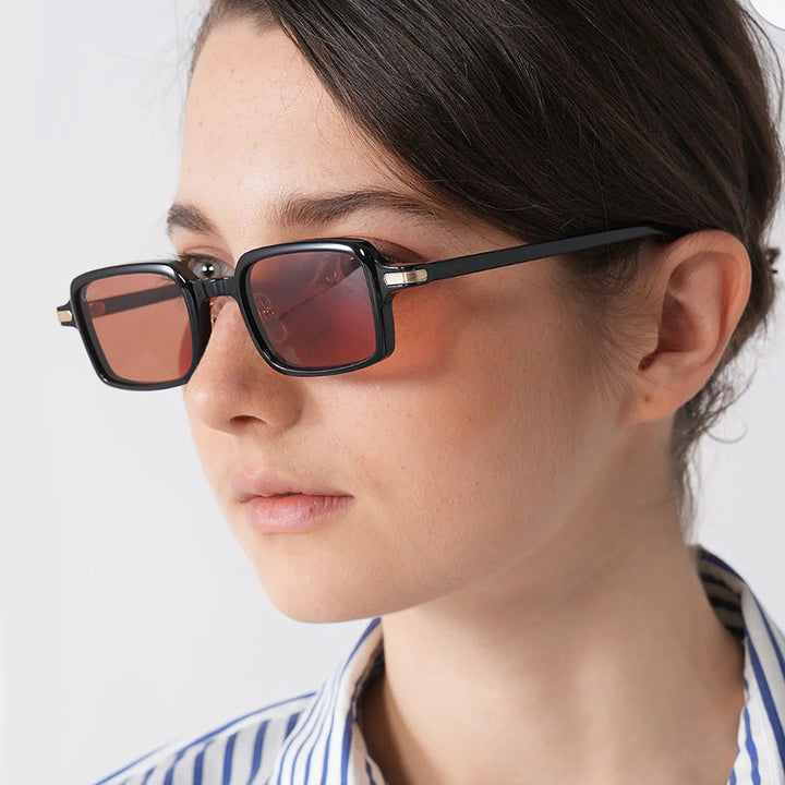 Dame kvadratisk solbrille med beskyttende UV-filter og robust ramme Luvikno