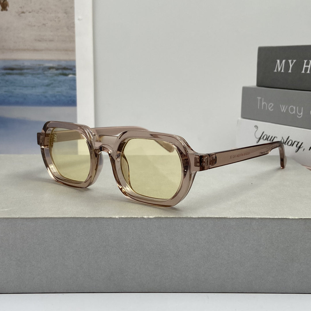 Dame moteriktig solbrille i moderne design med bred ramme Luvikno