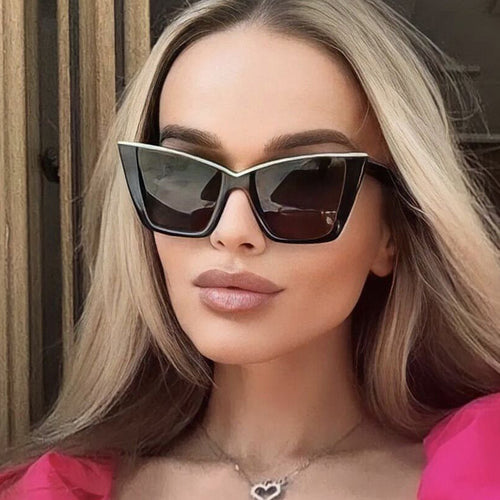 Dame ekstravagant solbrille med unik design og gullige aksenter Luvikno