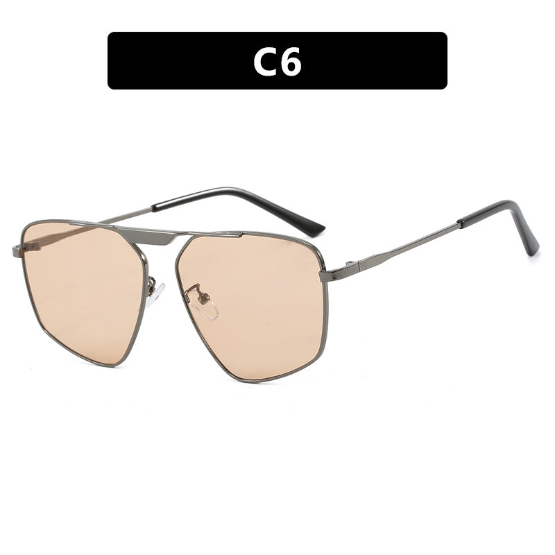 Dame solbrille i moderne, geometrisk design med robust metallramme Luvikno