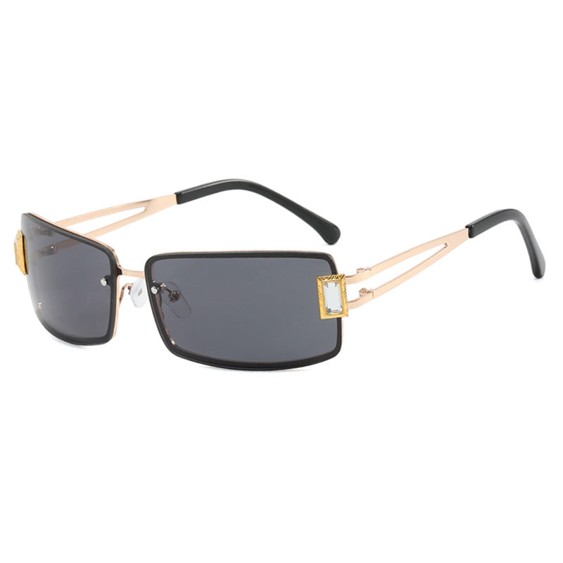 Dame stilig solbrille med elegante trapezformede glass og filigran metallramme Luvikno