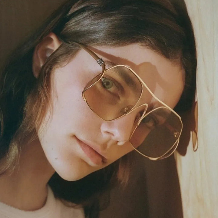 Dame geometrisk solbrille med smal metallramme og brune glass Luvikno