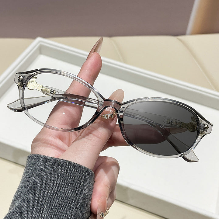 Dame motekunstig brille i elegant ova-design med gyldne aksenter Luvikno