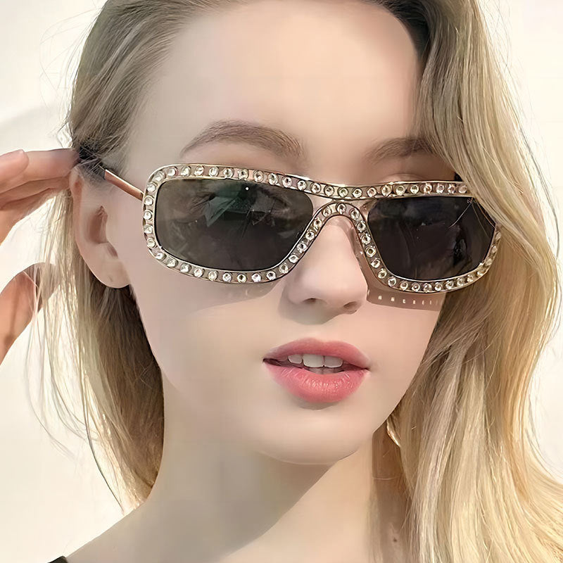 Dame moteriktig solbrille med glitrende ramme Luvikno