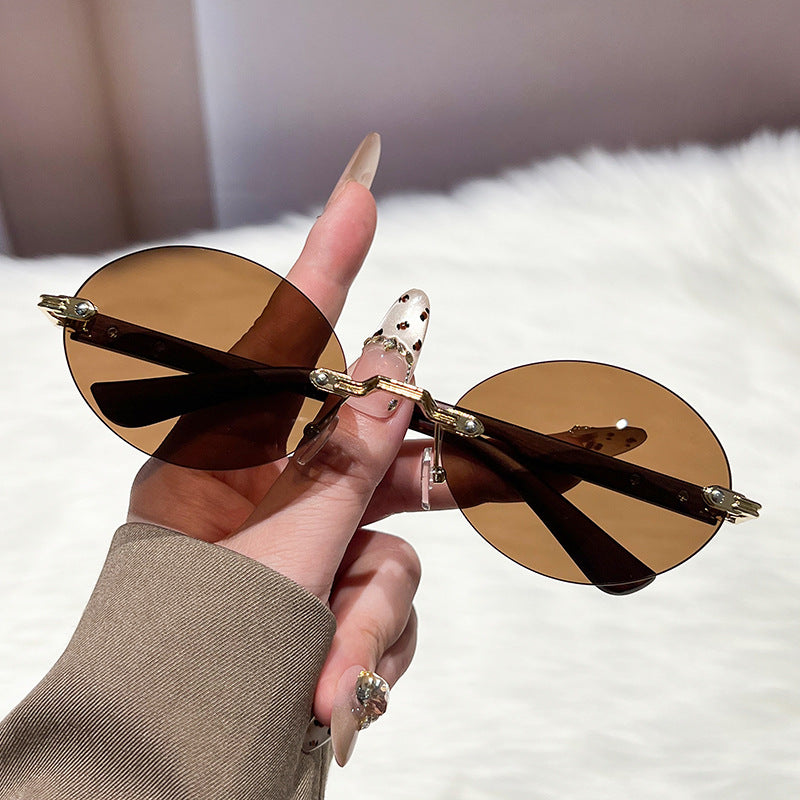 Dame moteriktig og elegant solbrille med ovalt design Luvikno