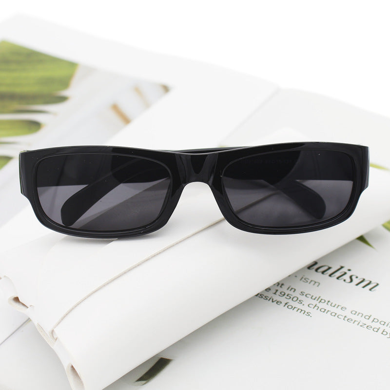 Dame moteriktig solbrille i stilrent rektangulært design Luvikno