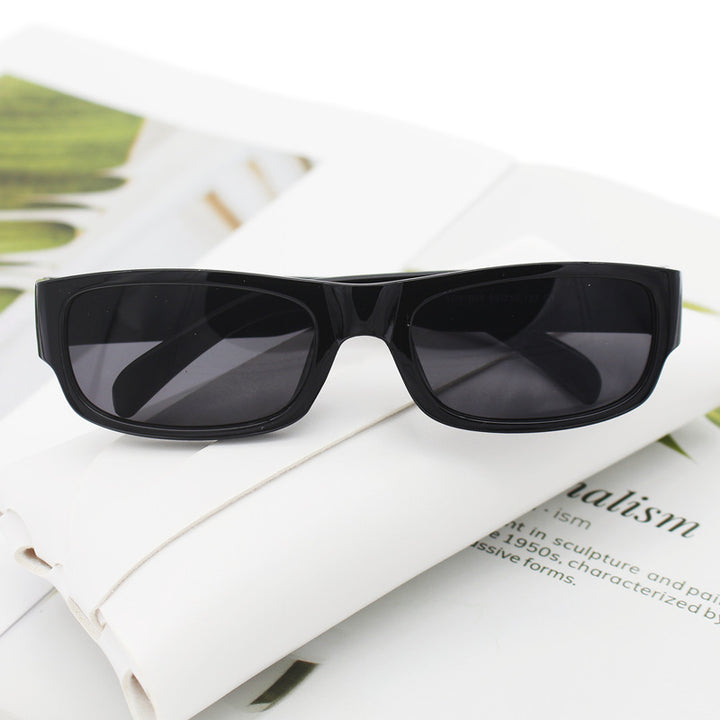 Dame moteriktig solbrille i stilrent rektangulært design Luvikno