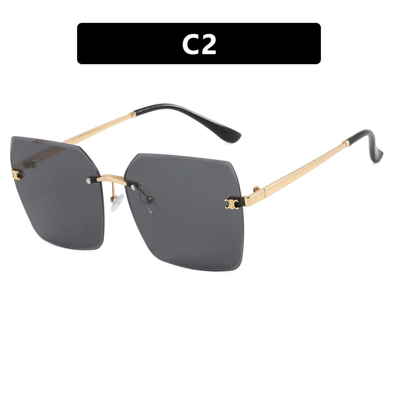 Dame firkantet solbrille i moderne design med filigran metallramme Luvikno