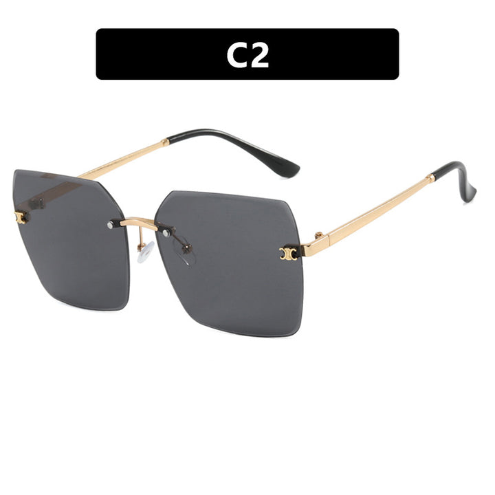 Dame firkantet solbrille i moderne design med filigran metallramme Luvikno