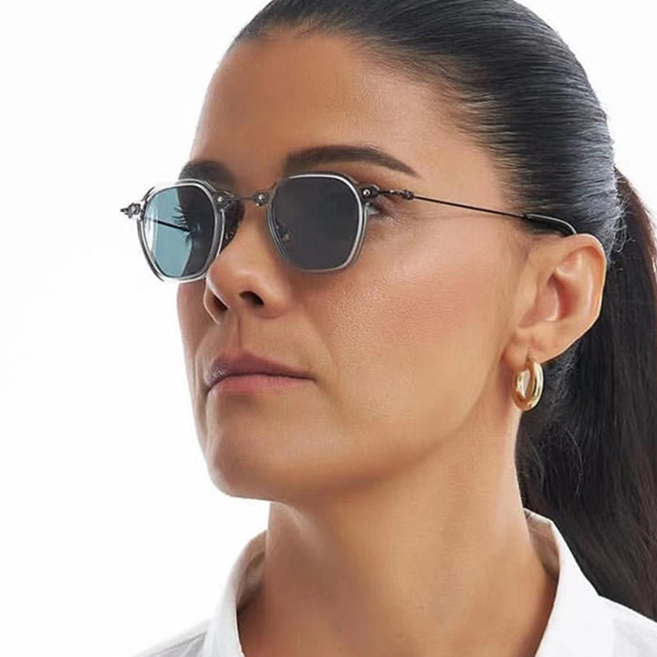 Dame moteriktig solbrille i elegant design med sekskantet ramme Luvikno