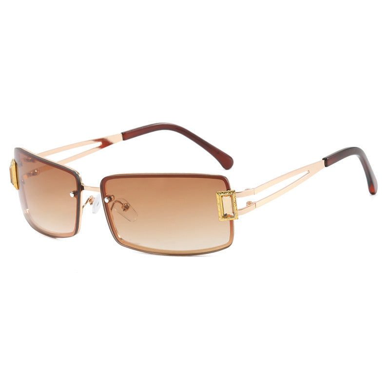 Dame stilig solbrille med elegante trapezformede glass og filigran metallramme Luvikno