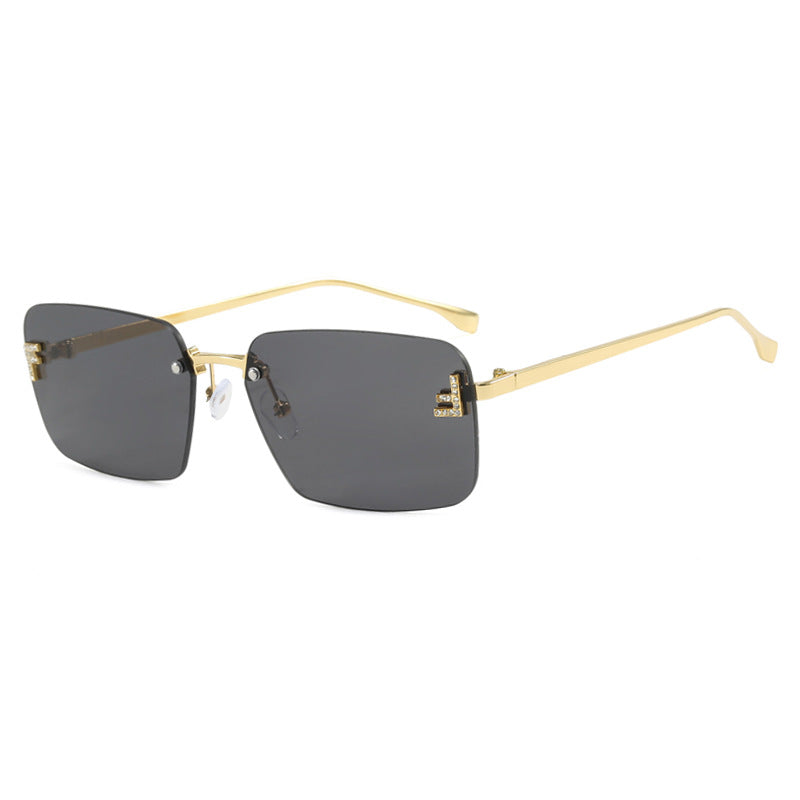 Dame kvadratisk solbrille med elegant gullramme og stilige linser Luvikno