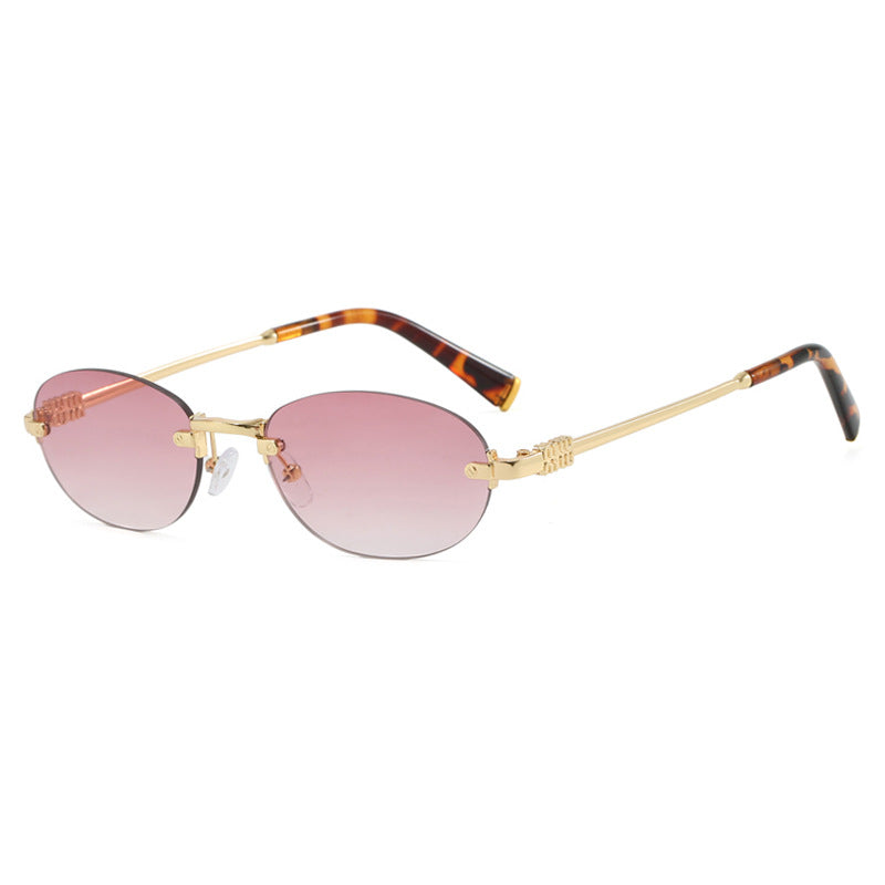 Dame moterimessig solbrille med oval ramme og elegante aksenter Luvikno