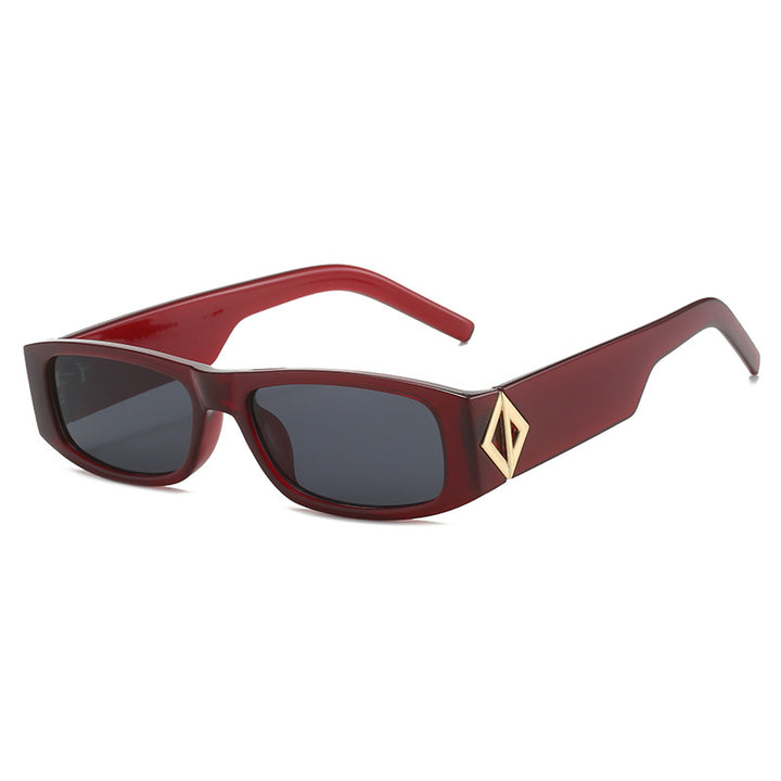 Dame moteriktige solbriller med asymmetrisk ramme og gullfargede detaljer Luvikno