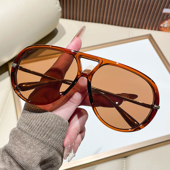 Dame solbrille i ekstravagant design med markante glass Luvikno