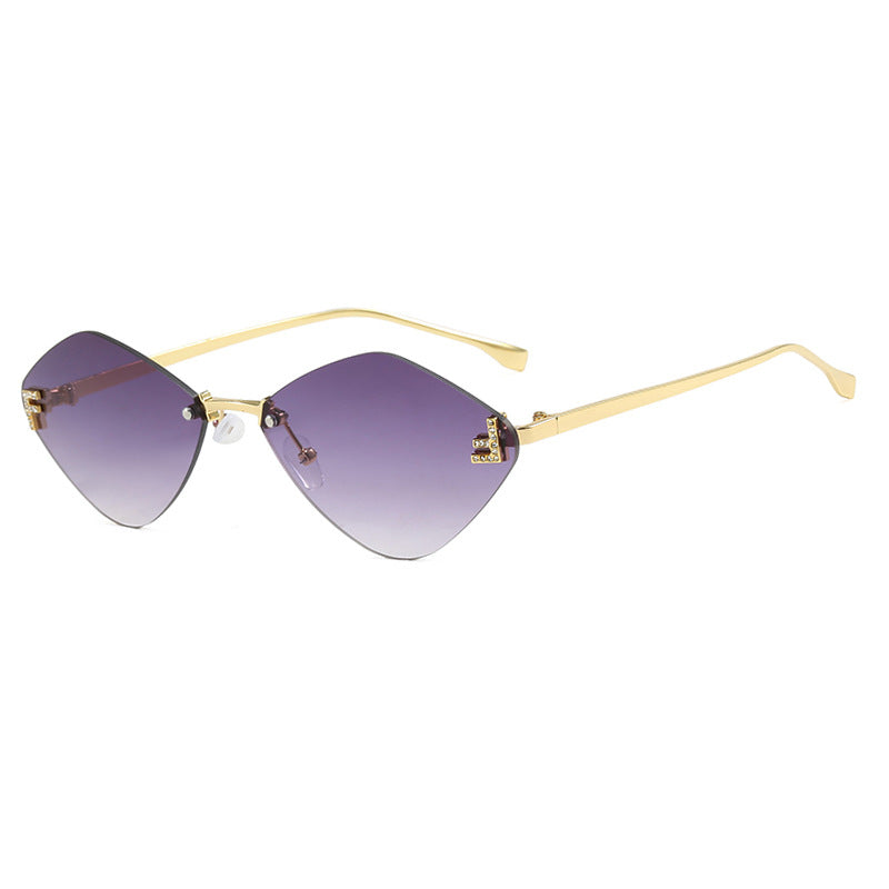 Dame geometrisk solbrille i ekstravagant design med gradiertede glass Luvikno