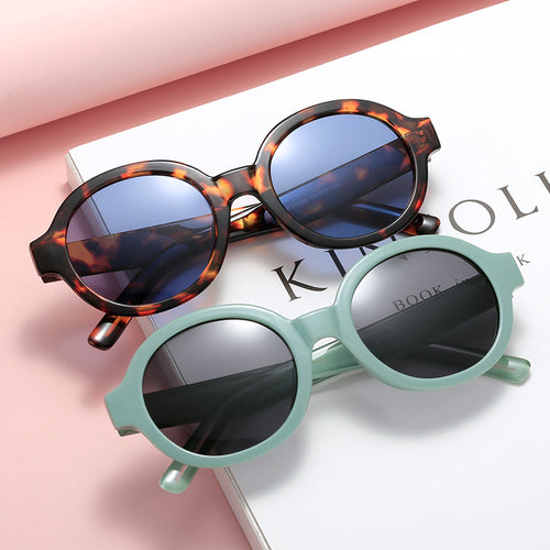 Dame moteriktig solbrille i stilfullt rundt design Luvikno