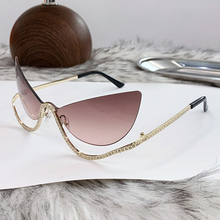 Damer ekstravagant formet Cat-Eye solbrille med glitrende applikasjoner Luvikno