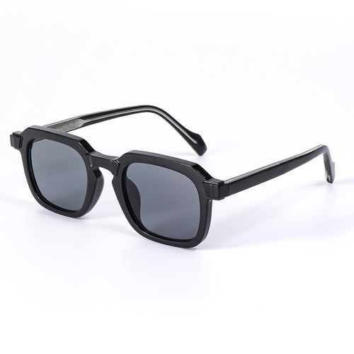 Dame moteriktig solbrille i elegant, kantet design Luvikno