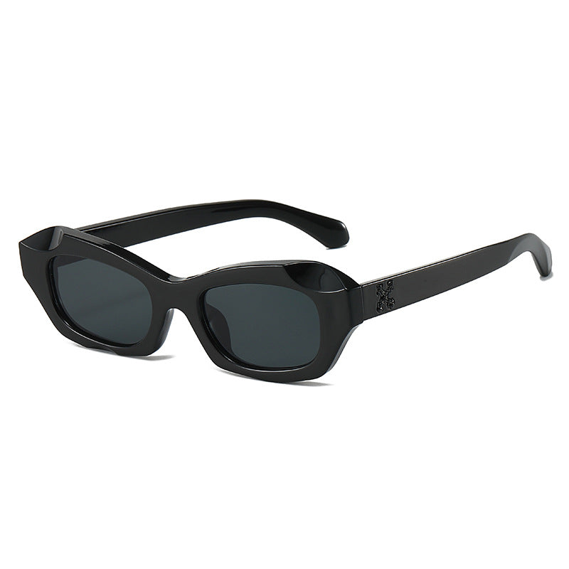 Dame moteriktig solbrille i innovativt design Luvikno