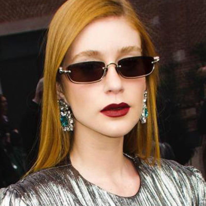 Dame firkantet solbrille med elegant metallramme Luvikno