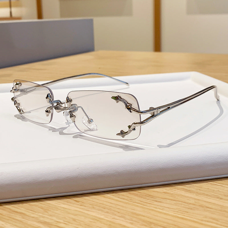 Dame moteriserte solbriller med filigran metallramme og transparente glass Luvikno