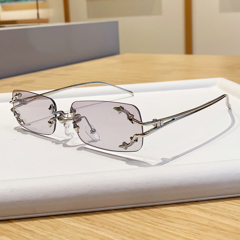 Dame moteriserte solbriller med filigran metallramme og transparente glass Luvikno