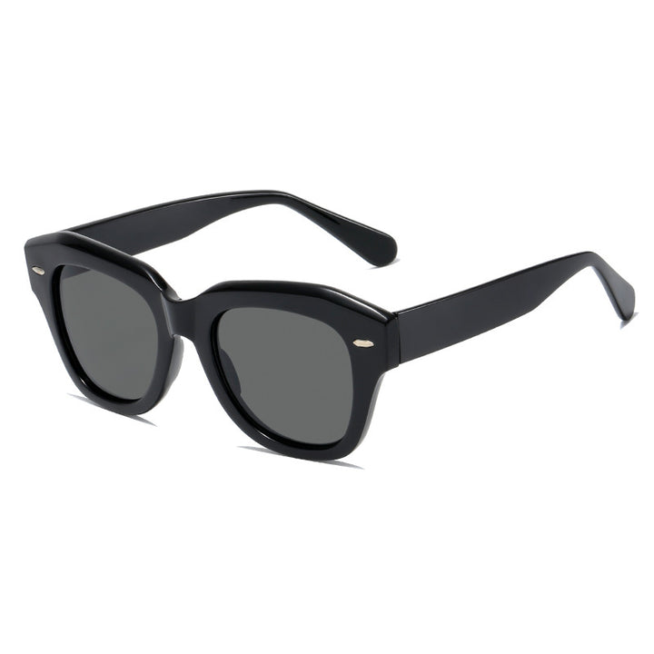 Dame stilig solbrille i moderne design med gjennomsiktig ramme Luvikno