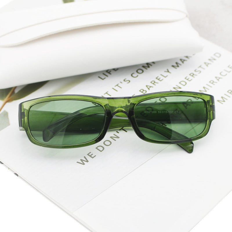 Dame moteriktig solbrille i stilrent rektangulært design Luvikno