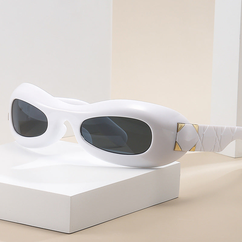 Dame futuristisk designer solbriller med innovativ ramme Luvikno