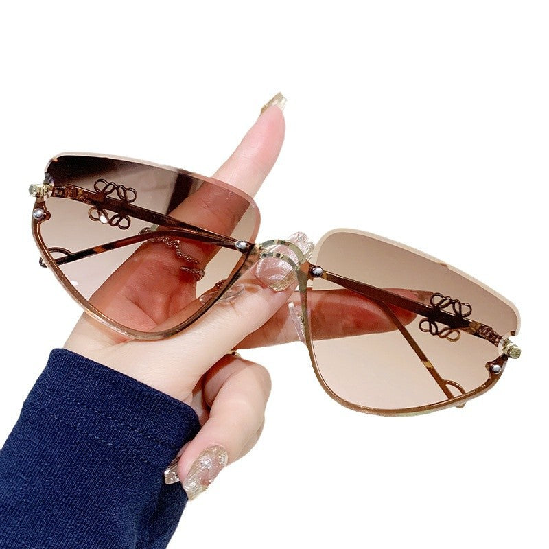Damer ekstravagant solbrille med moderne, geometrisk ramme Luvikno