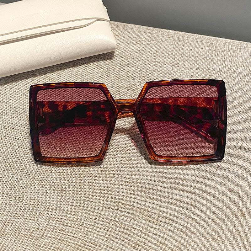 Dame kvadratisk solbrille med robust ramme og stillegant design Luvikno