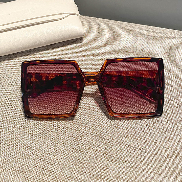 Dame kvadratisk solbrille med robust ramme og stillegant design Luvikno