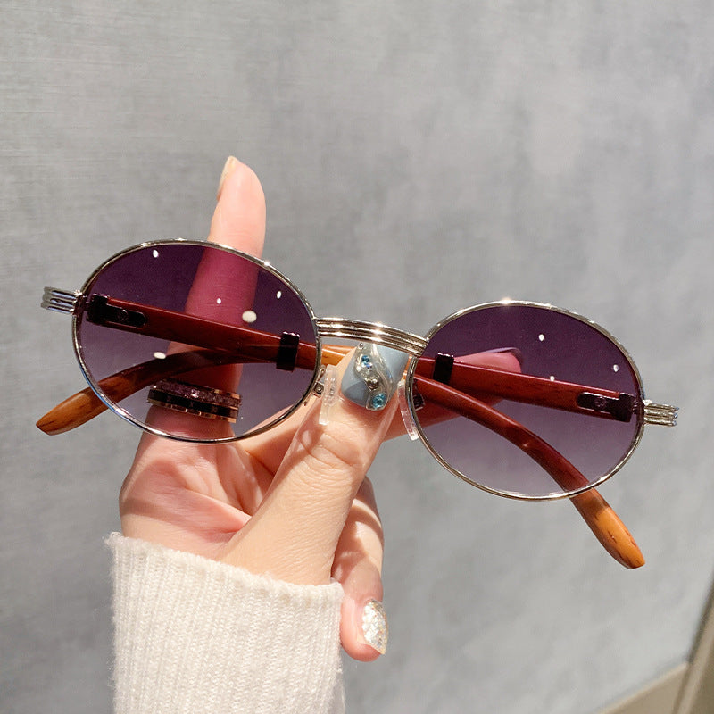 Dame moteriktig solbrille med elegant glans og komfortable stenger Luvikno