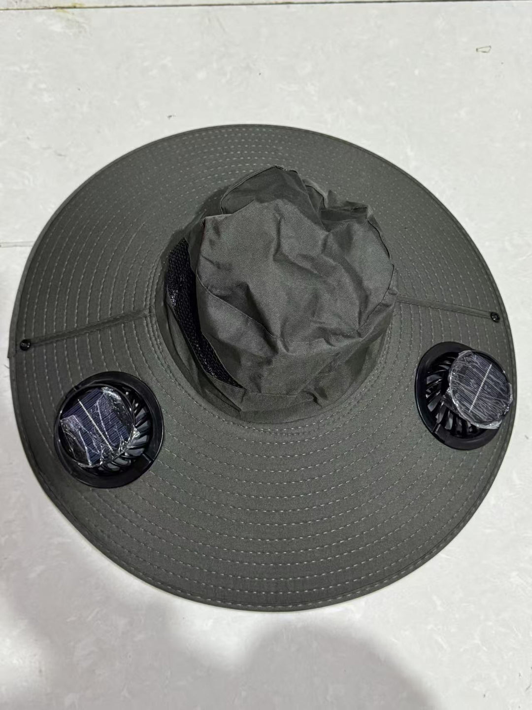 Solhatt med doble USB-vifter, pustende mesh og justerbar hakestrikk Luvikno