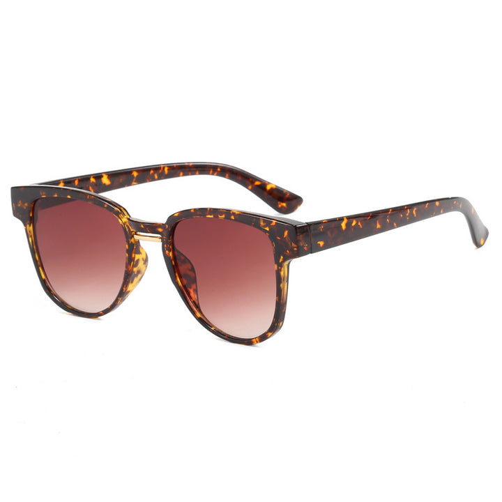 Dame solbrille i moteriktig cat-eye stil Luvikno