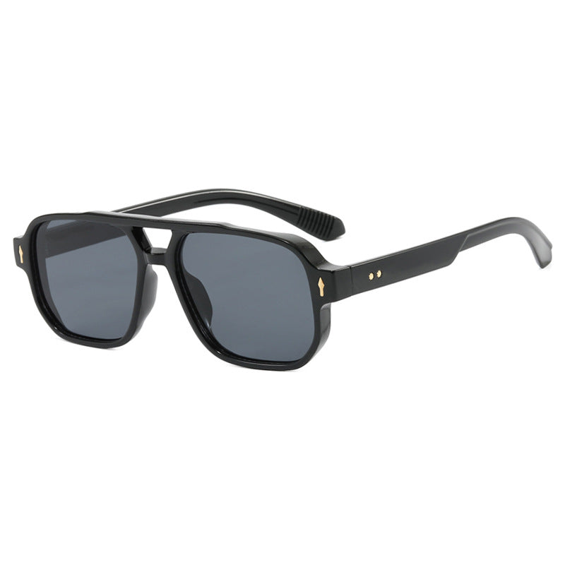 Dame moterik kvadratisk solbrille med luksuriøse detaljer Luvikno
