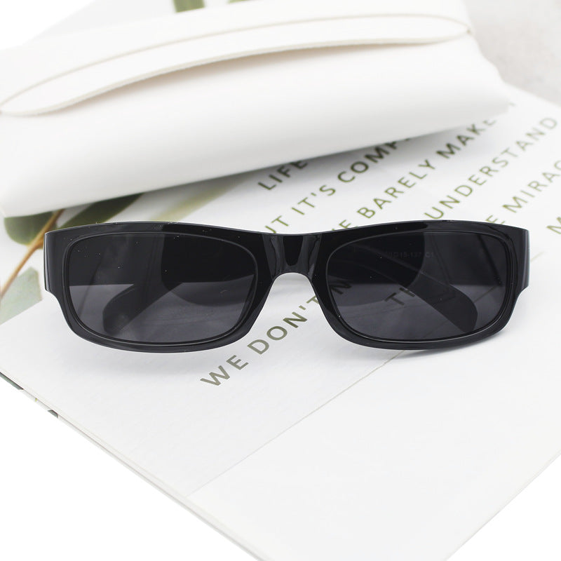Dame moteriktig solbrille i stilrent rektangulært design Luvikno