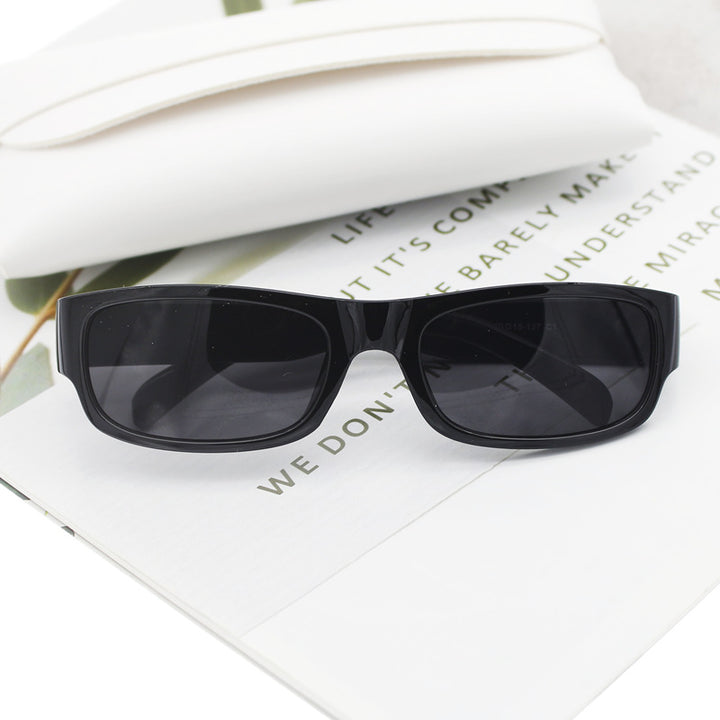 Dame moteriktig solbrille i stilrent rektangulært design Luvikno