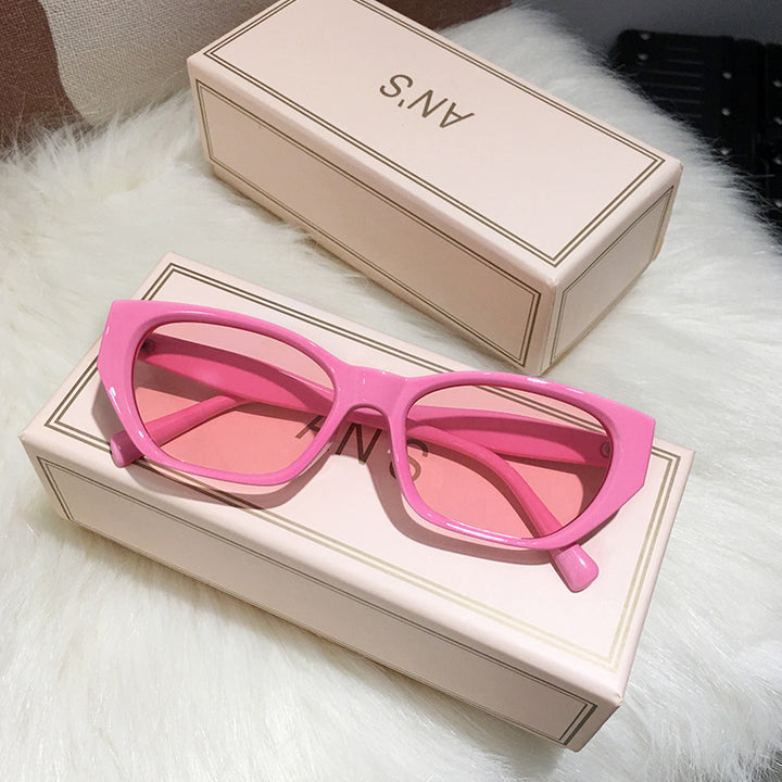 Dame Cat-Eye solbriller med transparent, geometrisk ramme Luvikno